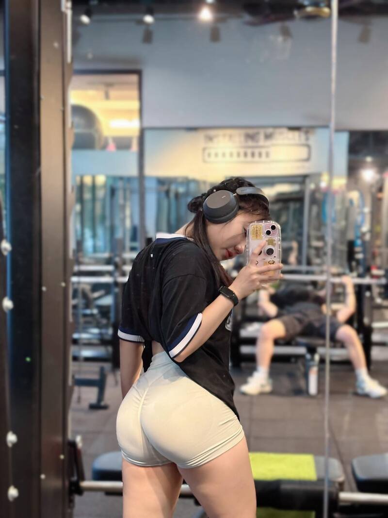ảnh đỗ trà my mông to