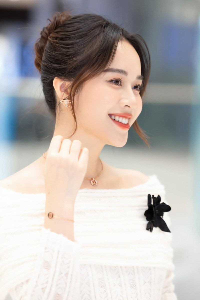 ảnh mc mai phương cười duyên