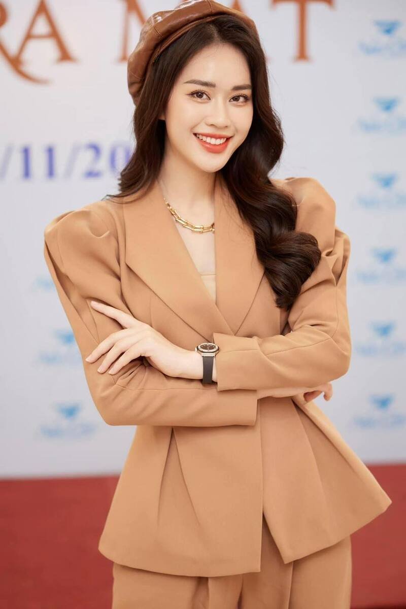 ảnh mc mai phương mặc vest