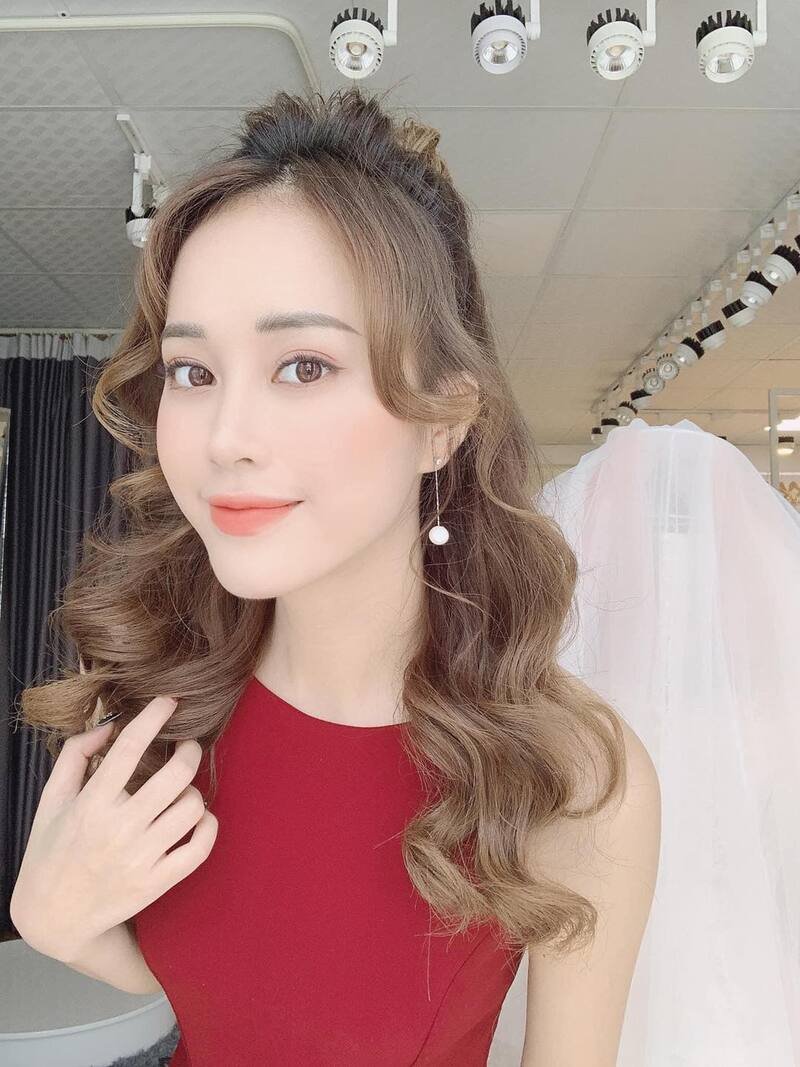 ảnh mc mai phương trang điểm