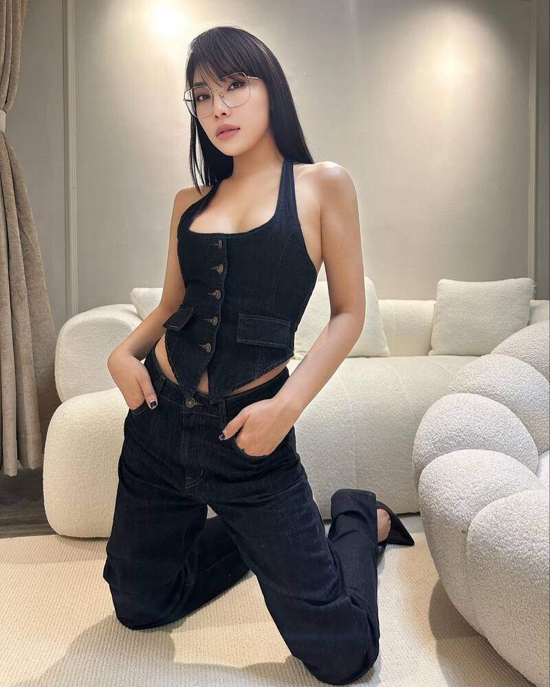 ảnh quỳnh thư đeo kính cá tính
