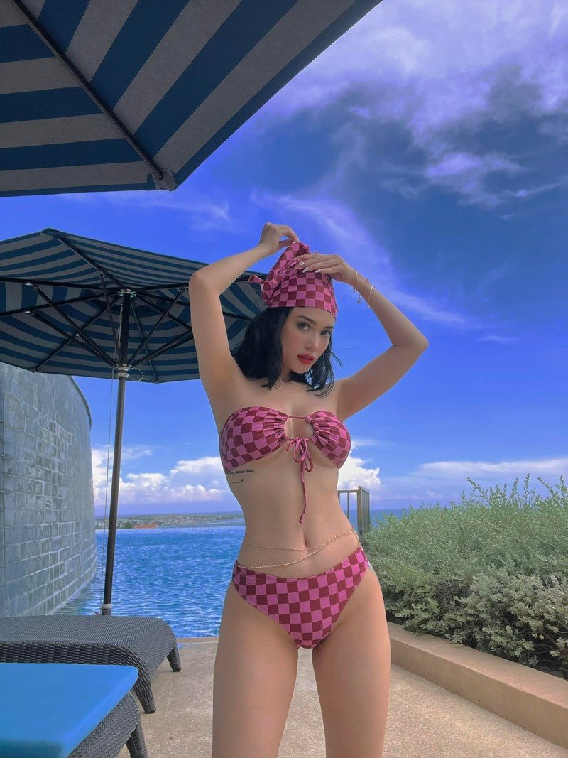 ảnh sĩ thanh bikini nóng bỏng