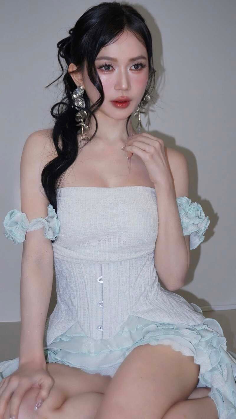 ảnh sĩ thanh váy trắng