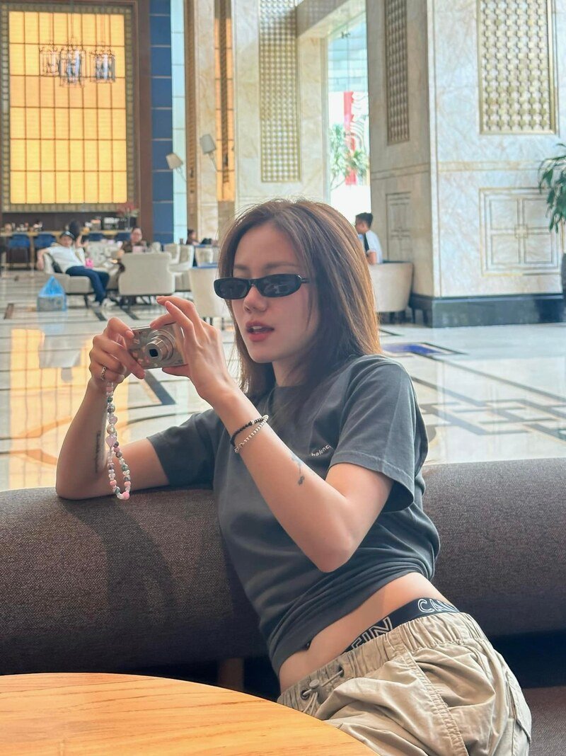 ảnh trần phương ly đeo kính