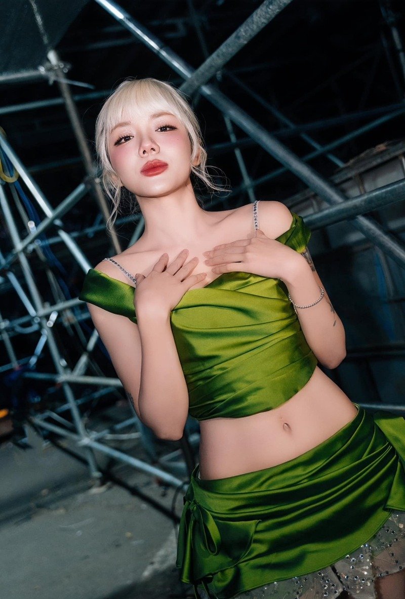 ảnh trần phương ly đi diễn