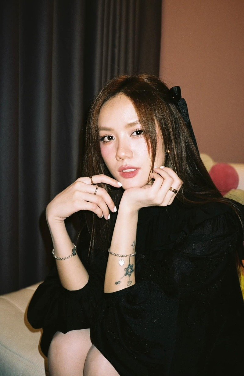 ảnh trần phương ly nền tối