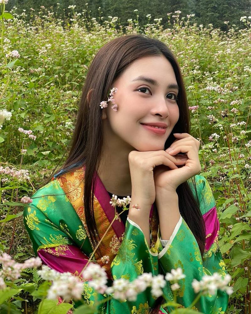 ảnh trần tiểu vy mặc áo dân tộc
