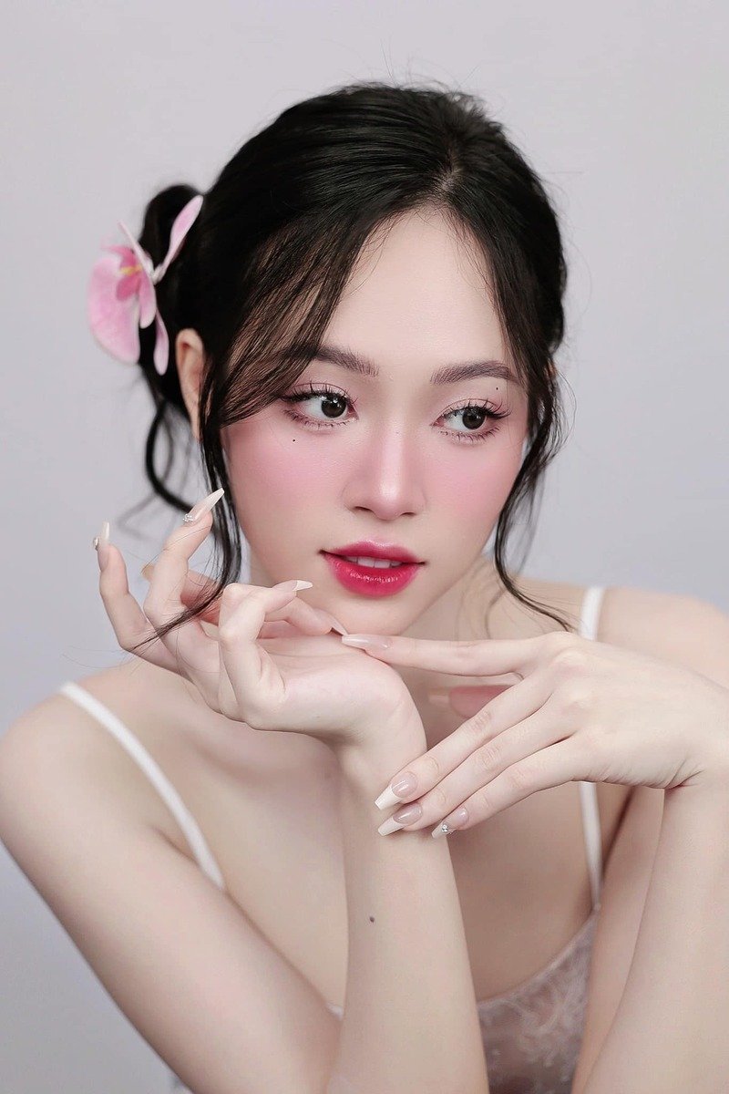 ảnh trịnh thuỳ linh cận mặt