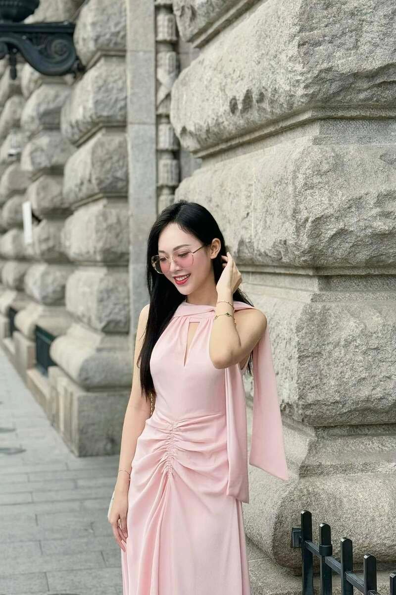 ảnh trịnh thuỳ linh đeo kính