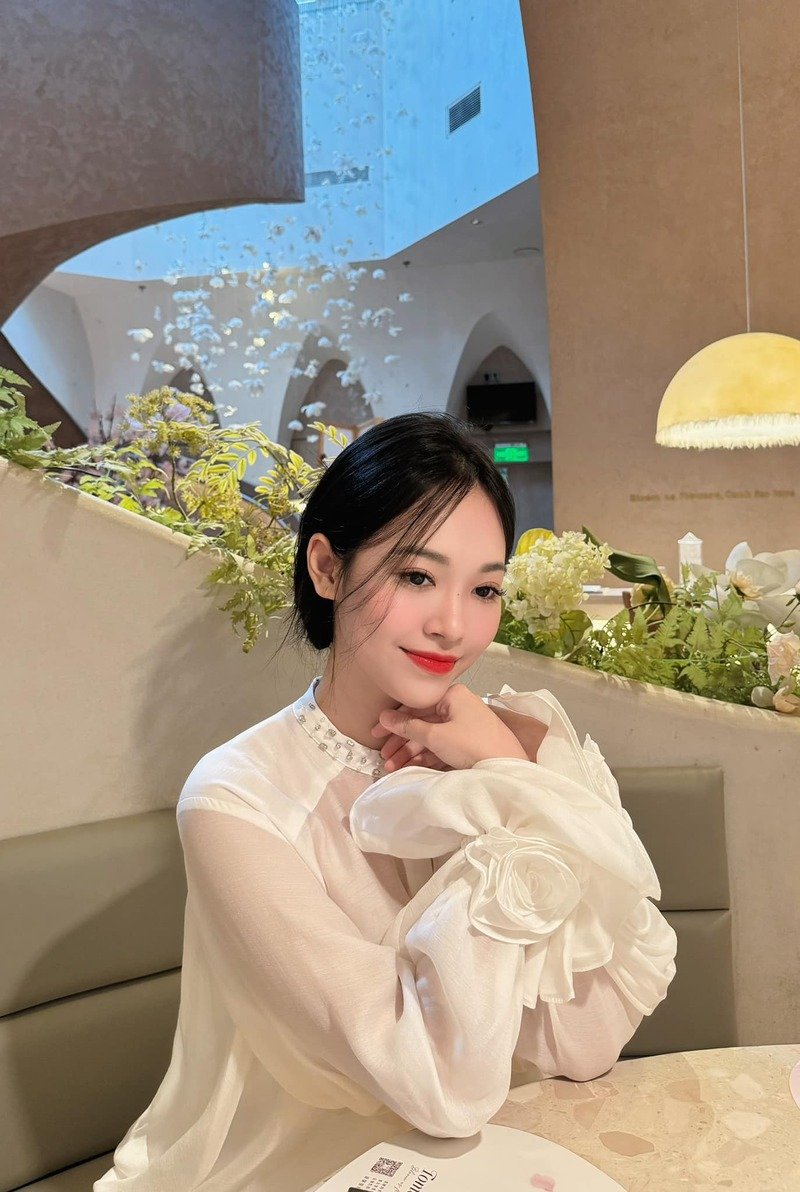ảnh trịnh thuỳ linh mặt mộc