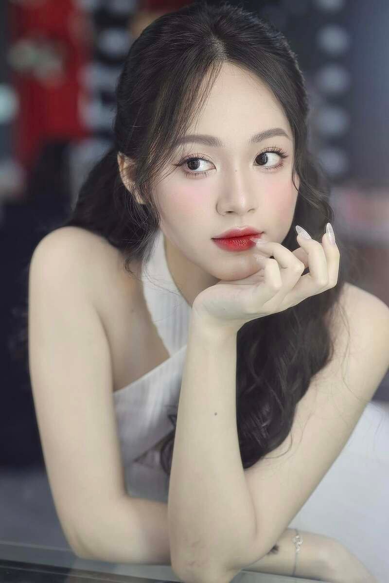 ảnh trịnh thuỳ linh sát mặt