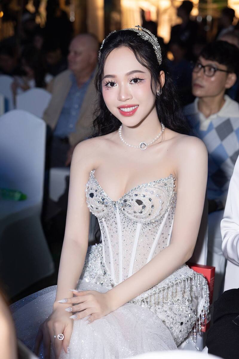ảnh trịnh thuỳ linh sự kiện