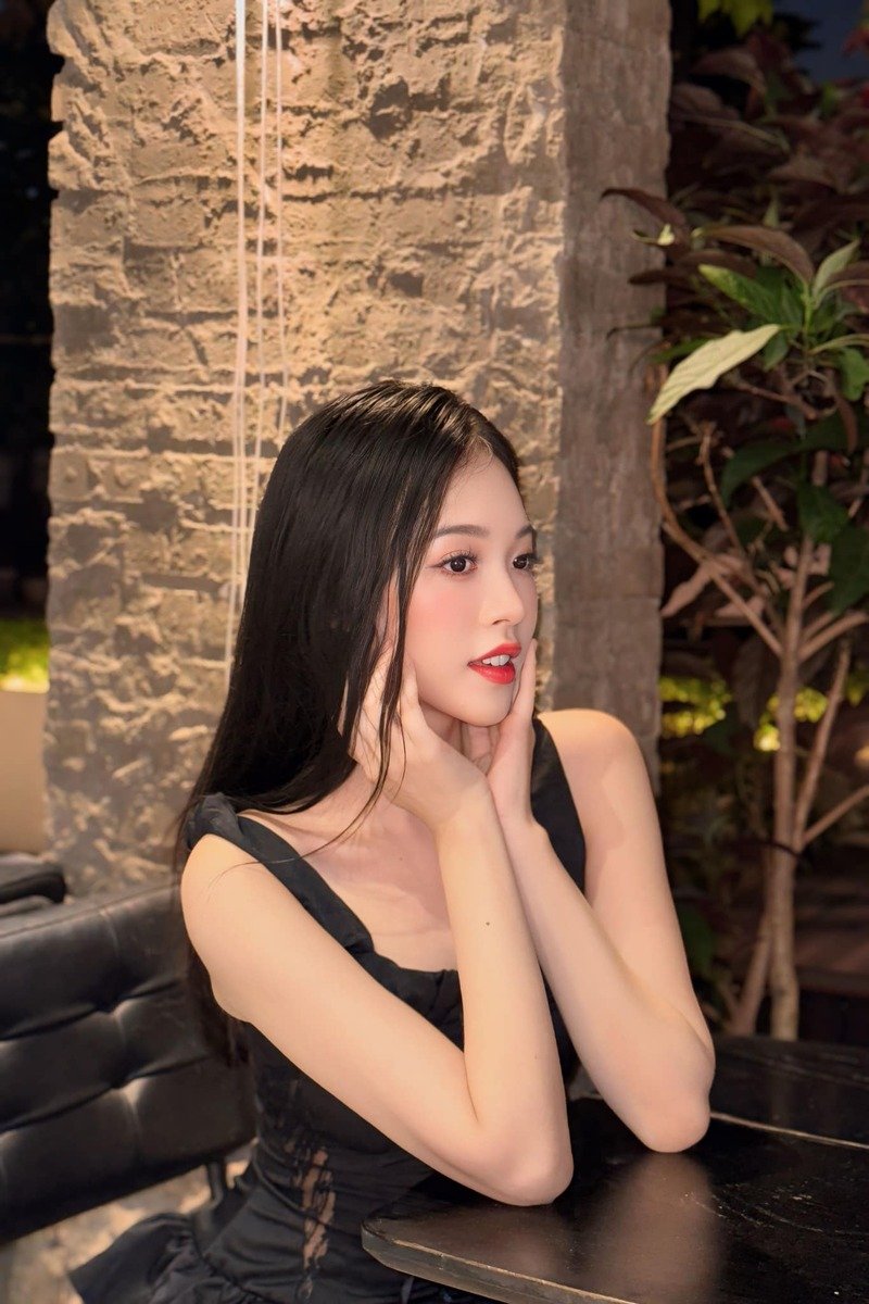 ảnh trịnh thuỳ linh trang điểm