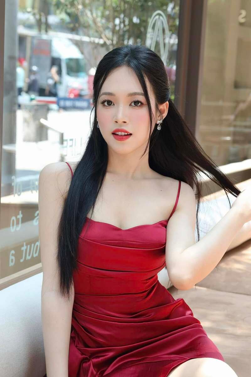 ảnh trịnh thuỳ linh váy đỏ