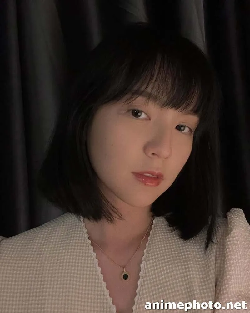 bộ ảnh hải tú nằm trên đá