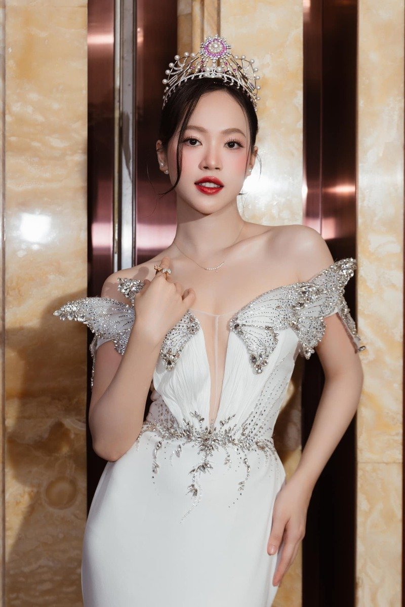 trịnh thuỳ linh mặc sexy