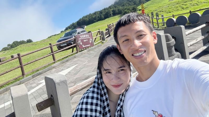 Con người giản dị ngoài sân cỏ