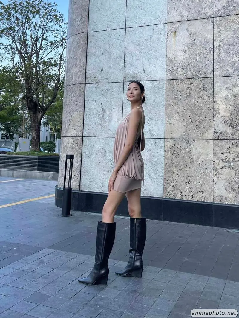 ảnh Hoàng Thùy chân dài 15