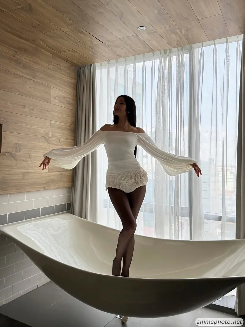 ảnh Hoàng Thùy chân dài 3