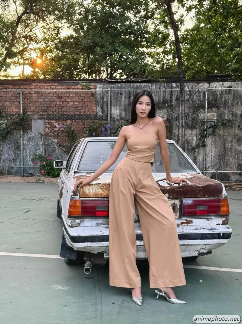 ảnh Hoàng Thùy chân dài 9