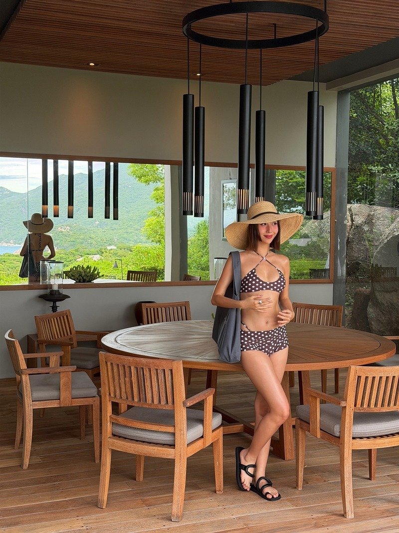 Quỳnh Anh Shyn bat boy