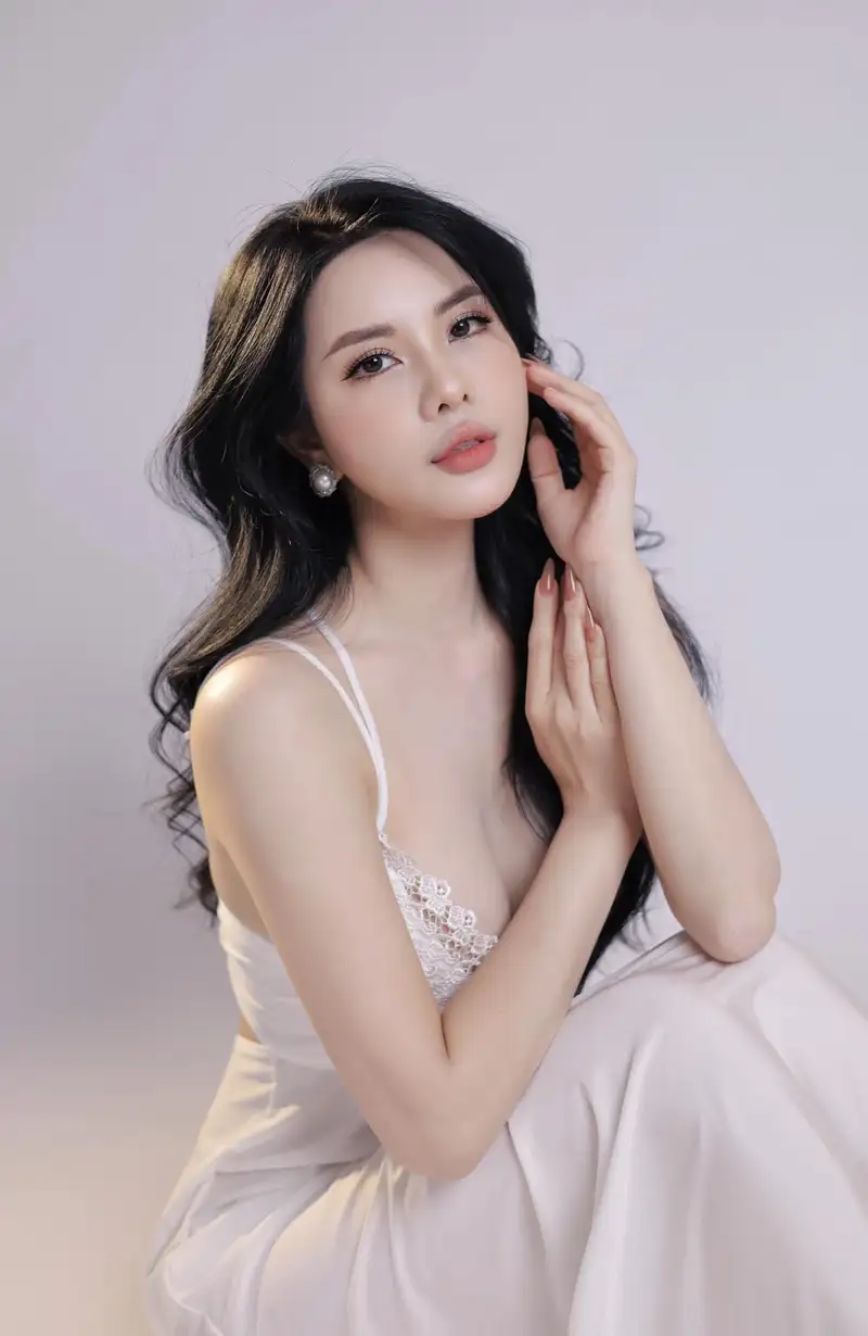 ảnh Phương Minh Nguyễn mặc lọt khe