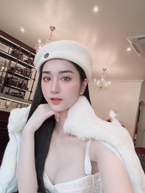 Hà Quỳnh Anh ngực khủng