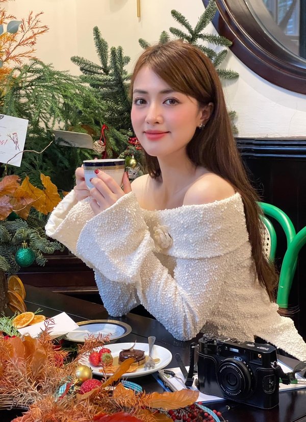 Ảnh Hồ Liên background xanh