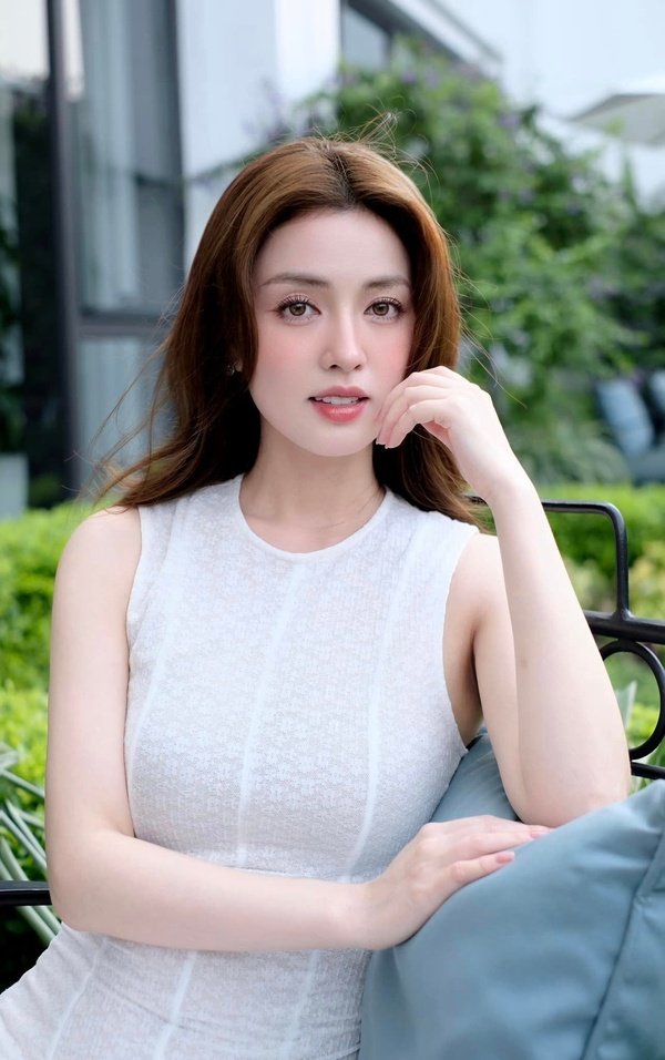 Hình Hồ Liên ánh mắt cuốn hút