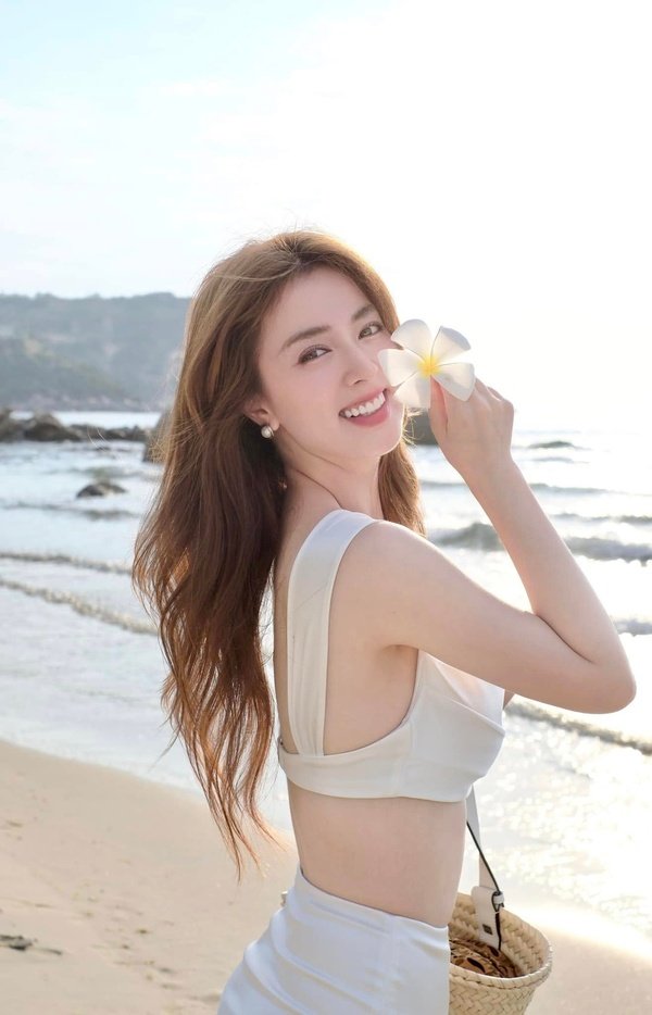 Hình Hồ Liên biểu cảm ngọt ngào