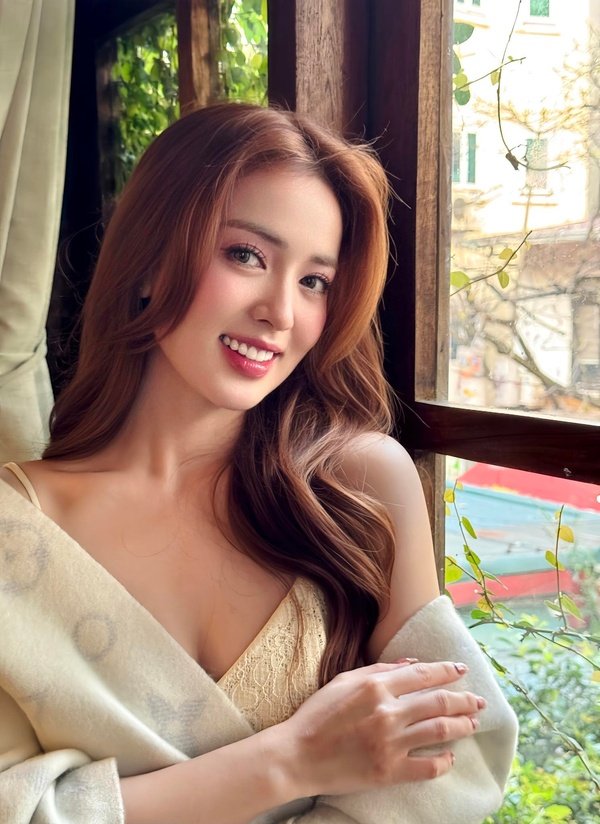 Hình Hồ Liên cười rạng rỡ