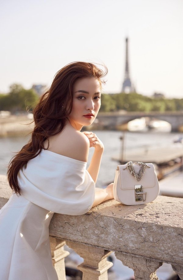 Hình Hồ Liên diện áo dài