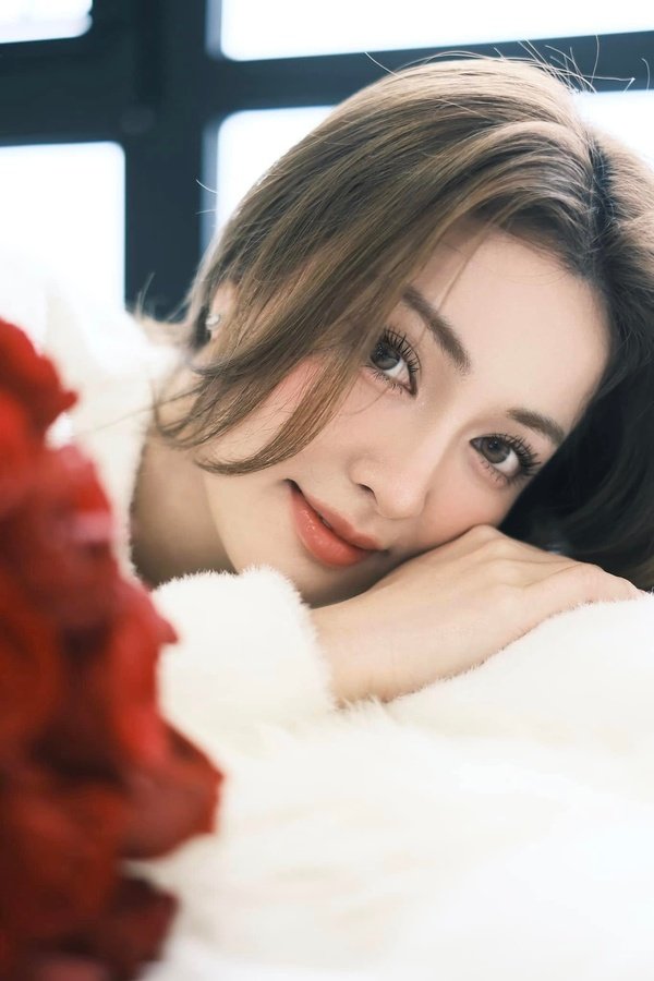 Hình Hồ Liên pose tự tin