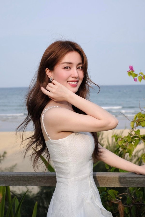 Hình Hồ Liên selfie xinh xắn