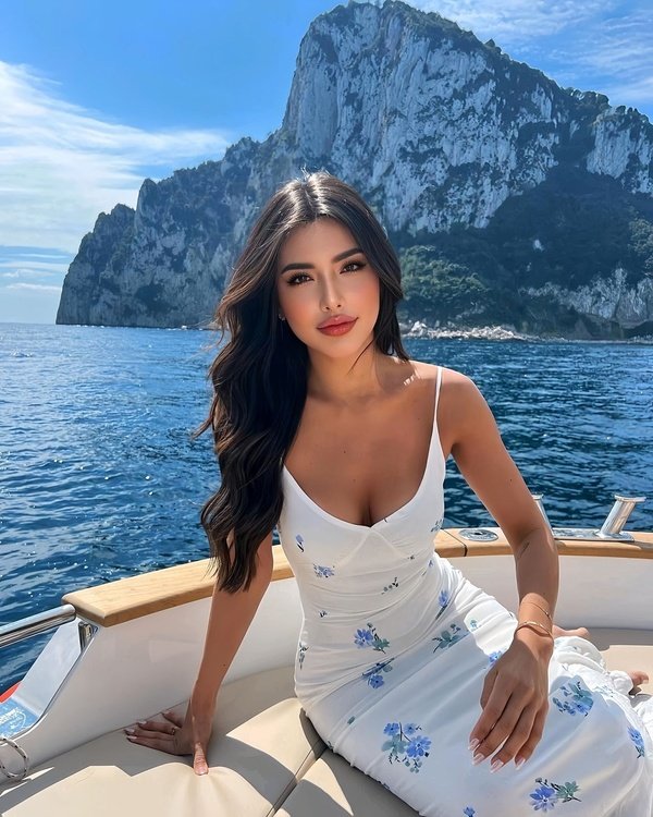 Hình Ngô Anh Mai lai Tây xinh như búp bê