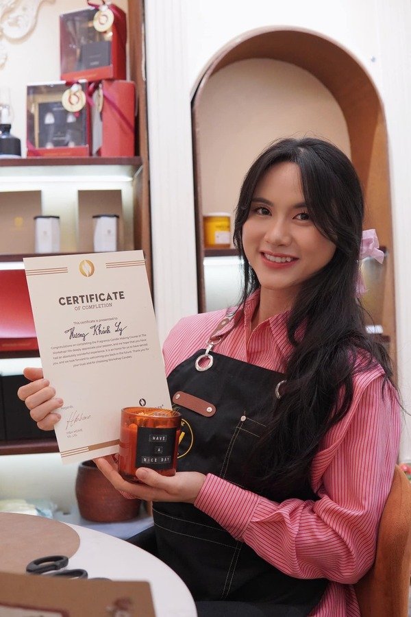 ảnh Hương Khánh Ly đi làm