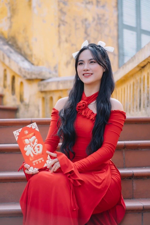 ảnh Hương Khánh Ly đồ đỏ