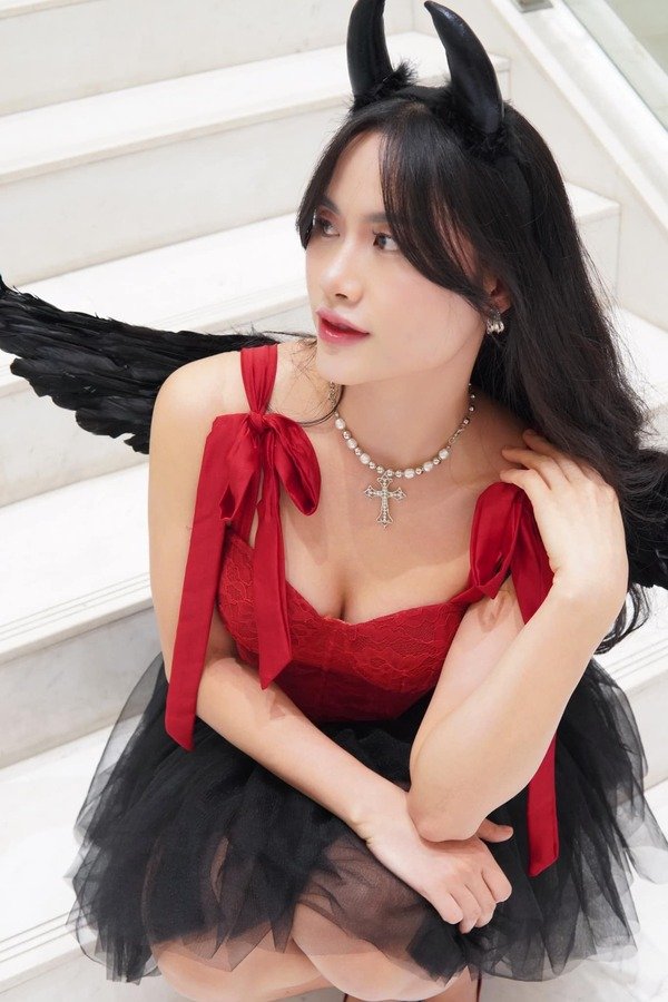 ảnh Hương Khánh Ly ngực khủng