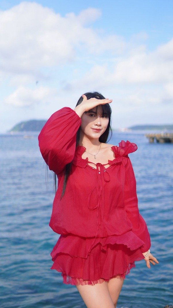 ảnh Hương Khánh Ly tắm biển