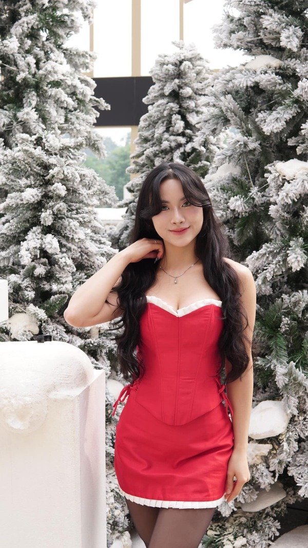 ảnh Hương Khánh Ly váy đỏ