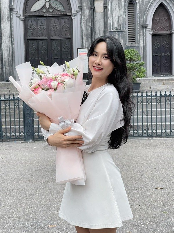 ảnh Hương Khánh Ly váy trắng