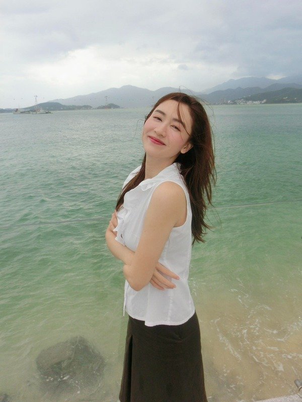 ảnh á hậu hà thu cười