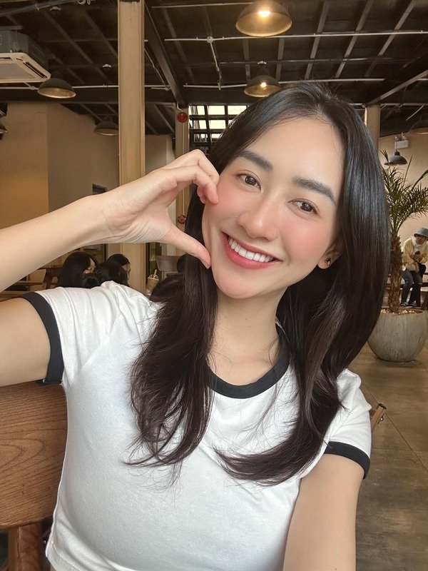 ảnh á hậu hà thu cute