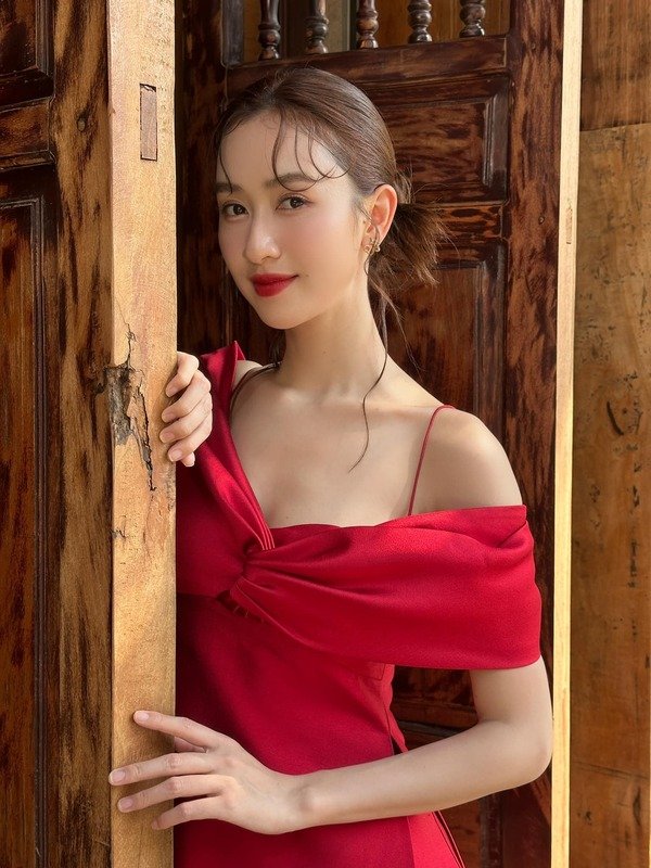 ảnh á hậu hà thu show