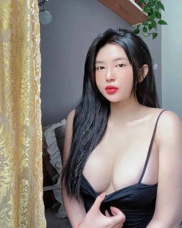 Hoàng Mỹ Tiên bú cu liếm bi