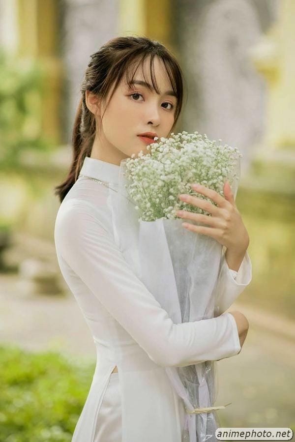 Khuôn mặt mộc thuần túy gái xinh cuốn hút