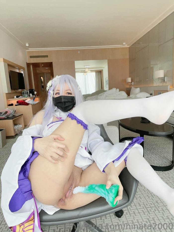 Loạt ảnh Emilia cosplay táo bạo kích thích mạnh