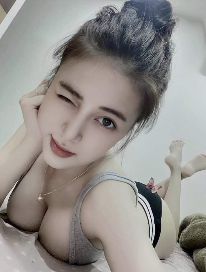 Album ảnh ngực nổi bật cuốn hút ánh nhìn