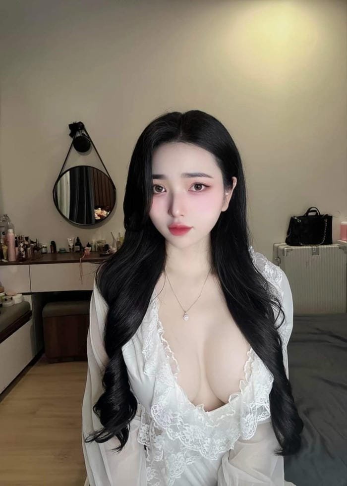 Hình ngực lớn không che nổi bật