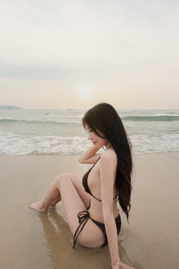 Loạt hình Hương Giang bikini thần thái